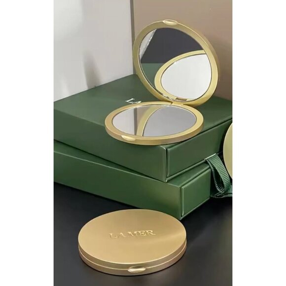 La Mer Luxury Gold Compact Mirror With Velvet Pouch & Gift Box - Picture 3 of 3